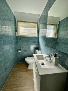 プラヤ・デアロにあるApartamento Rancho Suizoのバスルーム(白い洗面台、トイレ付)