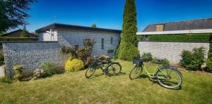 dos bicicletas estacionadas en el patio de una casa en HvideHus Aunslev en Nyborg