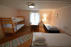 a bedroom with two bunk beds and a desk at Statarlängan Hörnefors in Hörnefors