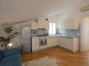 Kuchyňa alebo kuchynka v ubytovaní Appartamento Mimosa "A Casa Felice" + 10 fotografií