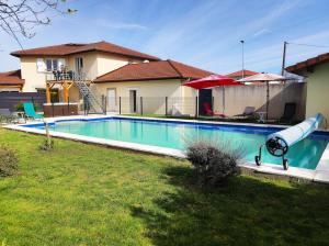 einen Pool im Hof eines Hauses in der Unterkunft Appartement terrasse du Vercors piscine et spa in Saint-Marcellin