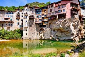 eine Gruppe von Häusern auf einem Berg neben einem Fluss in der Unterkunft Gite terrasse sur Vercors in Saint-Marcellin