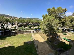 an aerial view of a park with a tennis court at Apartamento Rancho Suizo in Platja d'Aro