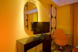 A television and/or entertainment centre at HOTEL PRIVE