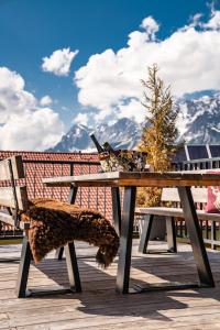 una mesa de picnic con un pájaro sentado encima en Chalet W - auf der Planai -zu jeder Jahreszeit, en Schladming