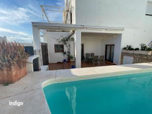 Πισίνα στο ή κοντά στο Riverview 4 Bedroom House, with Private Pool STE003