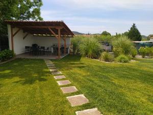 einen Hinterhof mit einem Pavillon und einem Rasenplatz in der Unterkunft Flâneur apartments in Ormos Panagias