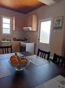 - un bol de fruits sur une table dans la cuisine dans l'établissement Villa Lidi, à Stavros