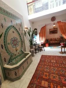 sala de estar con bañera en el centro de una habitación en Riad DAR BARBI, en Marrakech