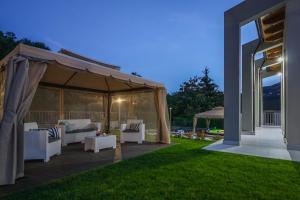 Luxury Summer House外面的花园