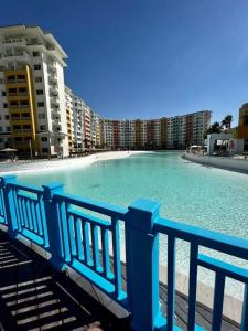 una gran piscina de agua frente a algunos edificios en Two Bedrooms for Families only Chalet Sia Lagoon Golf Porto Marina للعائلات فقط شاليه غرفتين كريستال لاجون جولف بورتو مارينا en El Alamein