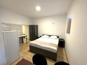 une chambre avec un lit et un bureau dans l'établissement Apartments on Buzand street, à Erevan 6 autres photos
