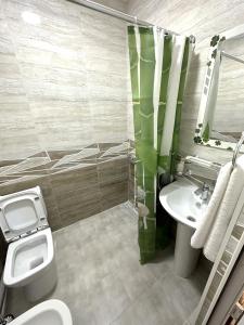 une salle de bain avec toilettes et lavabo dans l'établissement Apartments on Buzand street, à Erevan