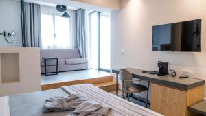 TV a/nebo společenská místnost v ubytování Alissachni SeaSide Hotel