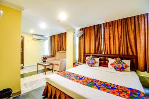 Postel nebo postele na pokoji v ubytování FabHotel Raj Darbar