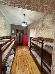 ヴィーンヌィツャにあるSWEET hostelの二段ベッド4組が備わる客室です。