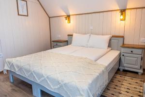 1 dormitorio con 1 cama grande en una habitación en La Șura, en Şura Mică