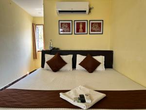 Letto o letti in una camera di Hotel Ramakrishna