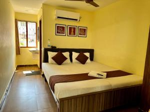 Letto o letti in una camera di Hotel Ramakrishna
