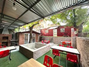 un patio avec des chaises et des tables rouges et une fontaine dans l'établissement Apartments on Buzand street, à Erevan