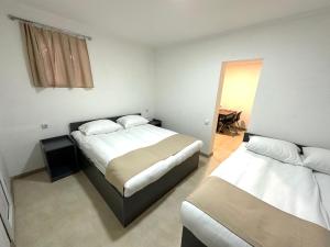 une chambre d'hôtel avec deux lits et une table dans l'établissement Apartments on Buzand street, à Erevan