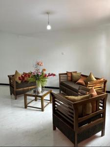 Seating area sa Kandy Holiday Home