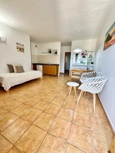 Pokój z łóżkiem, stołem i kanapą w obiekcie AT Espalmador Formentera rustick w mieście Es Pujols