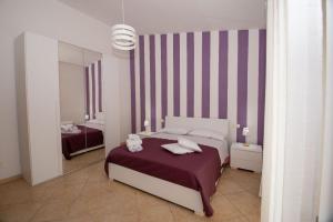 1 dormitorio con cama y espejo grande en Quattrociocchi apartment, en Bagheria