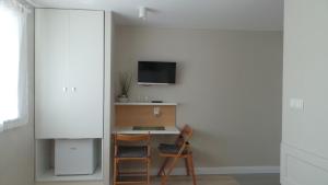 Camera con scrivania e TV a parete. di Corner a Mielno