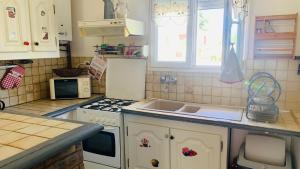 Kuchyňa alebo kuchynka v ubytovaní La petite maison de Paule