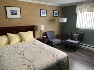 A bed or beds in a room at Legges Motel & Restaurant