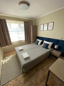 Un dormitorio con una cama grande y una ventana en Noclegi Mazurow, en Malbork