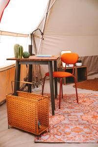 uma mesa e duas cadeiras numa tenda em Glamping Camp mit Komfortzelten in Losheim am See em Losheim
