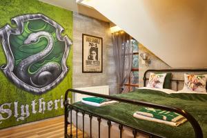 een slaapkamer met een slangenmuurschildering aan de muur bij Magic apartment in Mezőkövesd