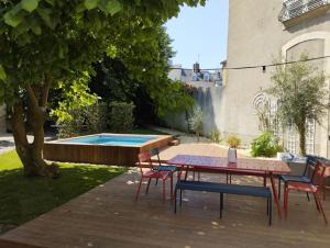Bazén v ubytovaní Hôtel du marquis De Broc alebo v jeho blízkosti