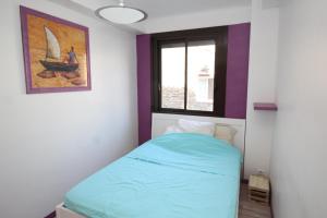 - une petite chambre avec un lit et une fenêtre dans l'établissement Appartement calme à quelques pas du port, à Port-Vendres