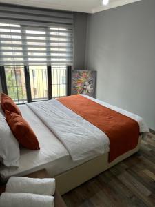 UğurluにあるSuitesの大きなベッドと大きな窓のある寝室