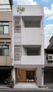 eine Fassade eines Gebäudes mit Balkon in der Unterkunft Timios Inn 提米好旅 in Changhua