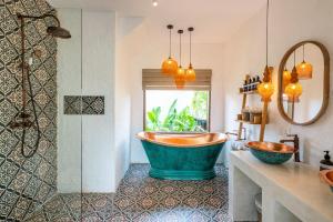 Et badeværelse på Tembaga Villa by EVDEkimi Ubud