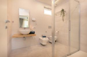 Kúpeľňa v ubytovaní Télos Rooms + 11 fotografií