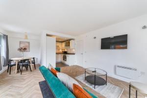 a living room with a couch and a table at Amazing 2 Bedroom Flat In Canary Wharf in London