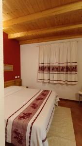 a bedroom with a large bed and a window at B&B Kikina in Austis