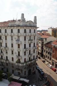 米蘭的住宿－La Milanese - New apartment - Closed to Metrò ISOLA，一条城市街道上的白色大建筑