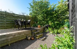 En hage utenfor Stunning Home In Allinge