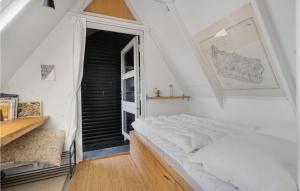 - une chambre avec un lit blanc et une fenêtre dans l'établissement Gorgeous Home In Allinge With Kitchen, à Allinge