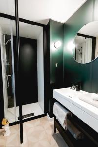 La salle de bains est pourvue d'un lavabo et d'un miroir. dans l'établissement Camping les Dunes, au Bois-Plage-en-Ré