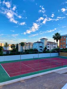 Tenis lub squash w obiekcie SaltilloLoft lub w pobliżu