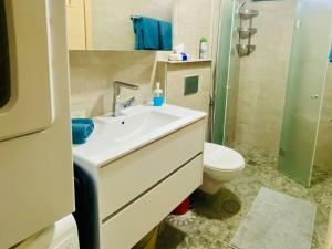 y baño con lavabo y aseo. en חצר ברמה, en Sha'al