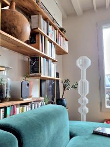 Sunny Terrace in Modern Flat with AC