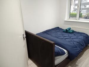 a bedroom with a bed with a teddy bear on it at Sleeps 7x Weekly, Monthly Discounts x Free Parking in Forest Hill